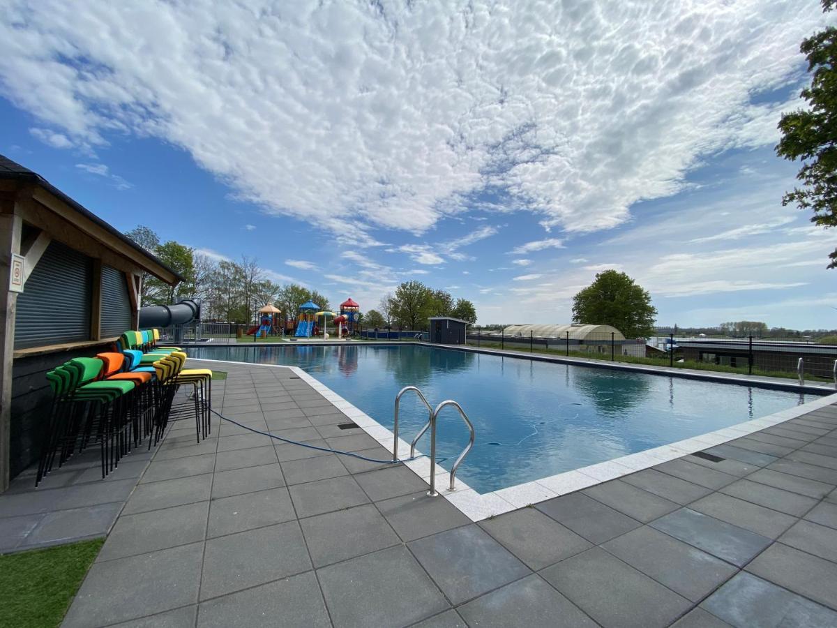 Luxus Cube Ferienhaus Chalet Am See Mit Schwimmbad In Lathum Nl Экстерьер фото